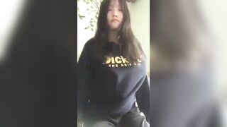Em gái mới lớn ở nhà một mình nứng lồn quá thủ dâm cho bớt ngứa lồn 13