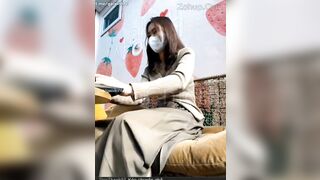 E gái livestream show lồn quán cafe gắm cam, Đsng mải móc thì bị chủ quán gạ djt