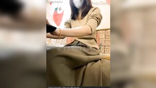 E gái livestream show lồn quán cafe gắm cam, Đsng mải móc thì bị chủ quán gạ djt