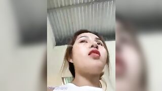 Lộ mặt e chủ tiệm tóc độc lạ thích show lồn, Vừa gội đầu còn móc bắn