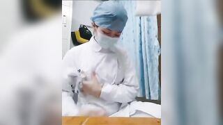 Cô y tá đang làm việc mà nứng quá