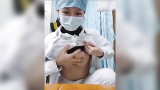 Cô y tá đang làm việc mà nứng quá