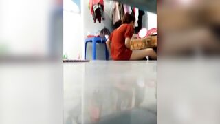 Quay lén chị hàng xóm móc bướm thì bị phát hiện