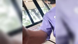 Học sinh bạo thật, vào quán nước thản nhiên thủy dâm nắn nước ra sân