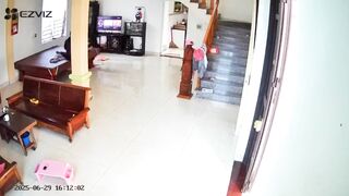 CẢNH BÁO  ngườilạ biết bố mẹ đi làm xa tự ý vào nhà ôm bị có ý đồ xấu...