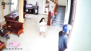 CẢNH BÁO  ngườilạ biết bố mẹ đi làm xa tự ý vào nhà ôm bị có ý đồ xấu...