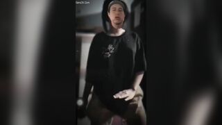Clip Bé Gái Áo Đen Nhảy Lộ Đầu Ti