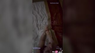 Lén lút địt con bạn thân trong phòng thì bị mẹ mở cửa phát hiện
