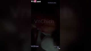 Lén lút địt con bạn thân trong phòng thì bị mẹ mở cửa phát hiện