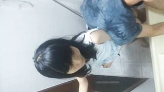 Cùng em gái bướm non sung sướng trong WC