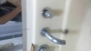 Cùng em gái bướm non sung sướng trong WC