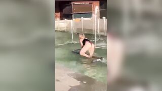 Điếm làm trò ngớ ngẩn nơi công cộng