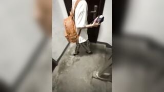trời má! hắn mua trinh tiết của nhỏ luôn bây ơi! màu đỏ đỏ kìa!!!