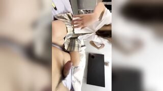 trời má! hắn mua trinh tiết của nhỏ luôn bây ơi! màu đỏ đỏ kìa!!!