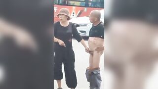 Lão già biến thái bị bắt tại trận bà già túm cu để giữ nguyên hiện trường