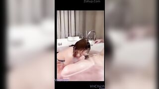 Lần đầu bú cu, cu hôi chọc họng lm e nôn hết vào bể bơi