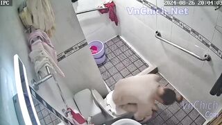 Siêu phẩm, Quay lén e teen vừa đái vừa móc lồn thủ dâm đái bắn toé nước