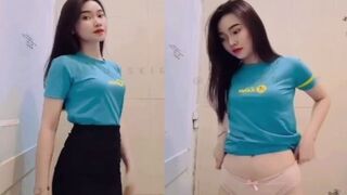 Em nhân viên Điện máy xanh lộ clip sex khẩu dâm