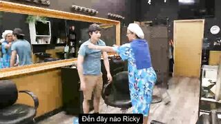 Sex với nữ chủ tiệm hớt tóc trước mặt mẹ (Vietsub)