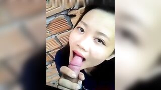 Em người yêu bú cu ở vườn sau nhà
