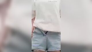 Đang nhảy khiêu dâm móc lồn thì bà mẹ vào và cái kết
