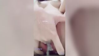 Đang nhảy khiêu dâm móc lồn thì bà mẹ vào và cái kết