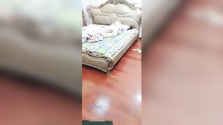 Siêu phẩm vào phòng thấy e gái ngủ trưng lồn nên hiếp dâm địt trần luôn