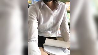Vừa dthw xinh đẹp đọc sách còn thủ dâm bị bác lao công phát hiện