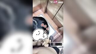 Độc lạ, bé ny bú cu trong thang máy có người lạ mà vẫn bú