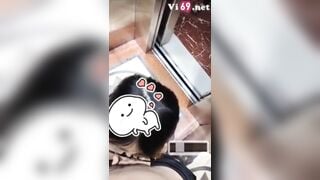 Độc lạ, bé ny bú cu trong thang máy có người lạ mà vẫn bú