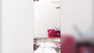 Để ăn miếng cơm đã cho có sức, ăn xong lấy bát hứng nước lồn luôn