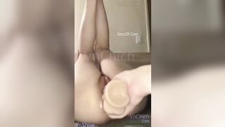 E gái càng xinh đẹp khi show lồn trong ktx trường ướt hết giường
