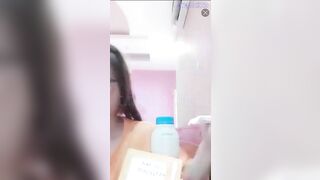 E gái vừa cởi được áo vú để live app thì bị mẹ mở cửa vào chửi