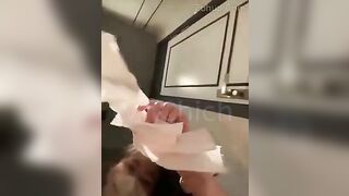 Đi cafe mà nứng khó chịu quá mọi người ạ~~ ai ấy e đi