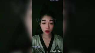 Nửa đêm Mẹ đang ngủ cạnh mà e gái dại trai vẫn dâm show lồn