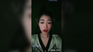Nửa đêm Mẹ đang ngủ cạnh mà e gái dại trai vẫn dâm show lồn