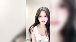 Gái xinh livetream thủ dâm show lồn P2