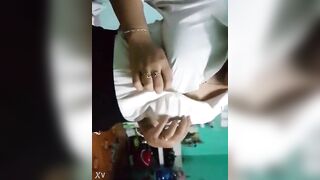 Cô đồng nghiệp qua thăm tui ốm xem chim còn cửng được hem