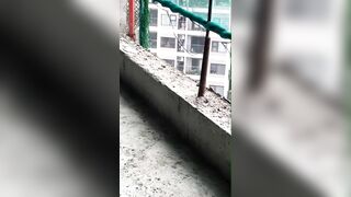 T đi phụ hồ mà cx k để cc t yên nữa, dm cmay nỗi lòng phụ hồ