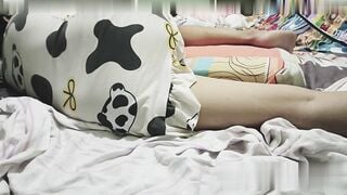 Quay Lén Nhỏ Em Kế  Không Mặc Áo Ngực Để Lồi Vú Khi Đang Ngủ