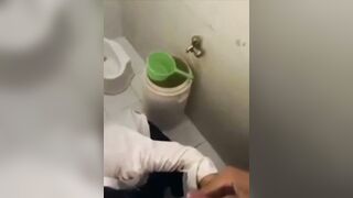 Nữ sinh love 10 bị dụ vào WC bú cu rồi bắn ngập mồm