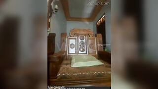 E Loli livestream trên IG thủ dâm trước bàn thờ khi bố mẹ đi lm