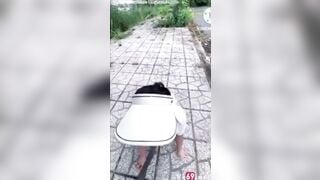 Độc lạ e myhanh thủ dâm lúc đợi xe buýt cho người lạ sờ lồn