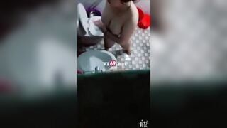 Quay lén chị họ vú to tắm, xem đến cuối thì bị phát hiện