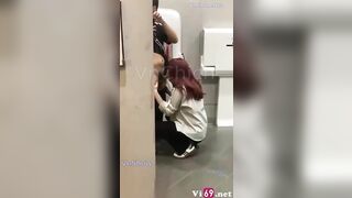 Số hưởng nhất năm, rủ bạn thân xem phim mà được bú cu địt trần trong wc rạp