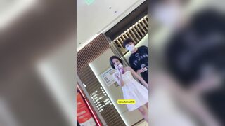 Quay Lén Dưới Váy Em Đầm Trắng Đi Bộ Cùng Người Yêu Ở Trung Tâm Thương Mại