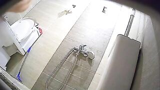 Quay lén con bạn ở chung tắm