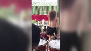 Bà già bệnh hoạn khóa thân nhảy giữa tiệc