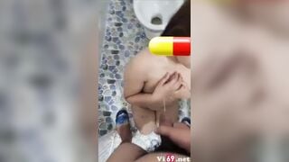 Độc lạ, Địt xong bắt e vào phòng tắm xả nước đái lên người bé nó