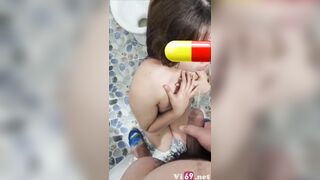 Độc lạ, Địt xong bắt e vào phòng tắm xả nước đái lên người bé nó